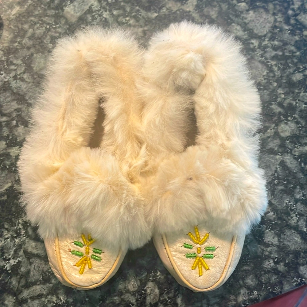 Vintage children’s beaded fur-trimmed leather moccasins‎ sz 6